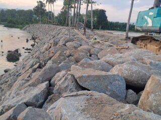 Proyek Pengendalian Banjir Desa Kurma Puluhan Miliar Disorot: Minim Transparansi, Diduga Pakai Material Tidak Layak dan Ilegal
